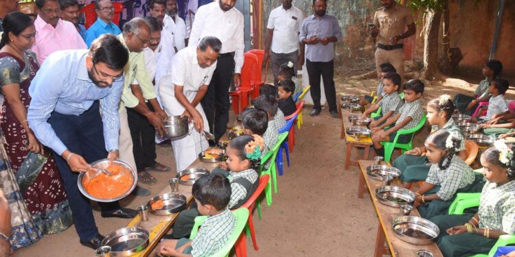 முதலமைச்சரின் காலை உணவுத் திட்டத்தினை நாகப்பட்டினம் மாவட்ட ஆட்சித்தலைவர் அ.அருண்தம்புராஜ் நாகப்பட்டினம் MLA ஜெ.முகமது ஷா நவாஸ் கீழ்வேளுர் சட்டமன்ற உறுப்பினர் வி.பி.நாகைமாலி ஆகியோர் இன்று தொடங்கி வைத்தனர்