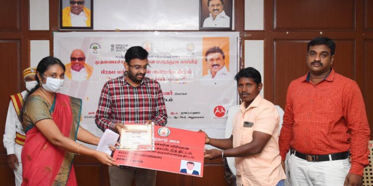 நாகப்பட்டினம் மாவட்டம் ஆட்சியர் அலுவலகத்தில் மருத்துவ மற்றும் மக்கள் நல்வாழ்வு துறை சார்பில் முதலமைச்சரின் விரிவான மருத்துவ காப்பீட்டுத்திட்டம் பிரதம மந்திரி மக்கள் ஆரோக்கிய திட்டம் ஐந்தாம் ஆண்டு தொடக்க விழாவினை மாவட்ட ஆட்சித்தலைவர் அ.அருண்தம்புராஜ் தொடங்கி வைத்தார்.