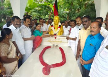 தூத்துக்குடி வடக்கு மாவட்ட திமுக செயலாளராக நியமிக்கப்பட்ட அமைச்சர் கீதாஜீவன் : கலைஞர் சிலை, முரட்டு பக்தன் பெரியசாமி சிலைக்கு மாலை அணிவித்து மரியாதை செலுத்தினார்.