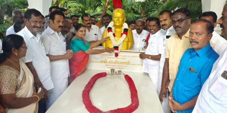 தூத்துக்குடி வடக்கு மாவட்ட திமுக செயலாளராக நியமிக்கப்பட்ட அமைச்சர் கீதாஜீவன் : கலைஞர் சிலை, முரட்டு பக்தன் பெரியசாமி சிலைக்கு மாலை அணிவித்து மரியாதை செலுத்தினார்.