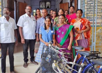 தூத்துக்குடி பாரதியார் வித்யாலயம் மேல்நிலைப் பள்ளியில் விலையில்லா மிதிவண்டி வழங்கும் விழா:   மாநகராட்சி கிழக்கு மண்டல தலைவி கலைச்செல்வி வழங்கினார்.