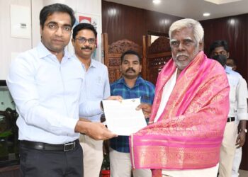 தூத்துக்குடியில் 80 வயது கடந்த வாக்காளர்களுக்கு பாராட்டுச் சான்றிதழ்: இந்திய தேர்தல் ஆணையம் கெளரவம்!