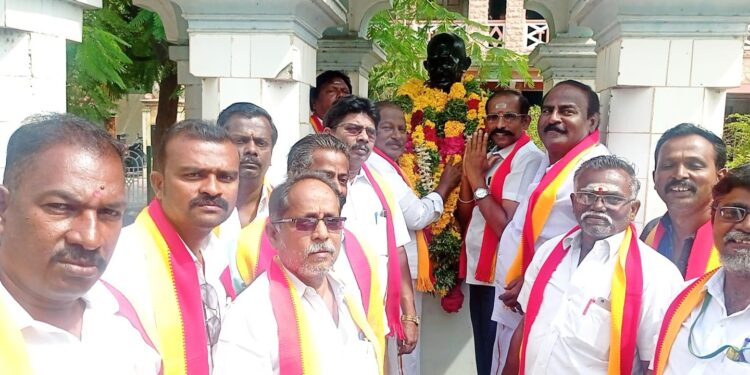 காந்தி பிறந்தநாள் விழா மற்றும் கர்மவீரர் காமராஜர் நினைவு தினத்தை முன்னிட்டு தூத்துக்குடி மாவட்ட சமத்துவ மக்கள் கழகம் சார்பில் மாலை அணிவித்து மரியாதை