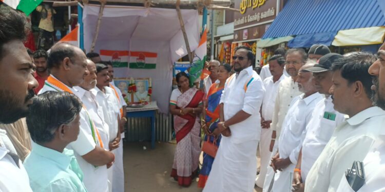 வேதாரண்யத்தில் மகாத்மா காந்தியின் பிறந்த நாளும் கர்ம வீரர் காமராஜர் நினைவு நாளைமுன்னிட்டு அவர்கள் படத்துக்கு மாலை அணிவித்து மரியாதை செலுத்தப்பட்டது