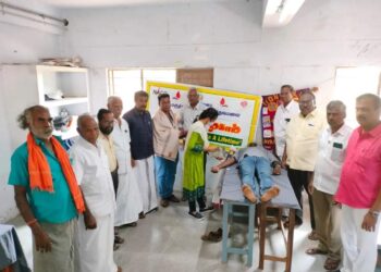 வேதாரண்யத்தை அடுத்த ஆயக்காரன்புலத்தில் காந்தி ஜெயந்தியை முன்னிட்டு ஆயக்காரன்புலம் அரிமா சங்கம் மற்றும் நாகை அரசு மருத்துவக் கல்லூரி மருத்துவமனை இணைந்து நடத்திய இரத்ததான முகாம் 