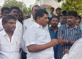 கொள்ளிடம் ஆற்றில் மூழ்கி உயிரிழந்த  மாப்பிள்ளையூரணி சிலுவைப் பட்டியை சேர்ந்த 6 பேர் குடும்பத்திற்கு அமைச்சர் அனிதா ராதாகிருஷ்ணன் ஆறுதல் கூறினார்.