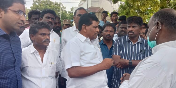 கொள்ளிடம் ஆற்றில் மூழ்கி உயிரிழந்த  மாப்பிள்ளையூரணி சிலுவைப் பட்டியை சேர்ந்த 6 பேர் குடும்பத்திற்கு அமைச்சர் அனிதா ராதாகிருஷ்ணன் ஆறுதல் கூறினார்.