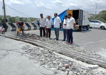 தூத்துக்குடியில் 3ம் கேட் மேம்பாலம் சீர்செய்யும் பணி: மேயர் ஜெகன் பெரியசாமி நேரில் ஆய்வு!!