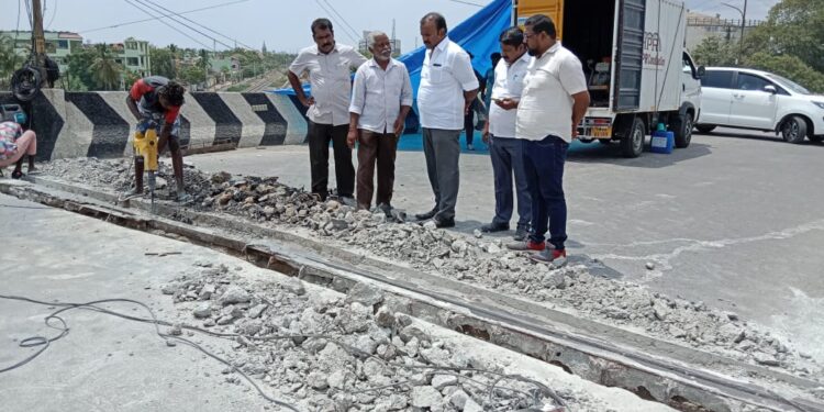 தூத்துக்குடியில் 3ம் கேட் மேம்பாலம் சீர்செய்யும் பணி: மேயர் ஜெகன் பெரியசாமி நேரில் ஆய்வு!!