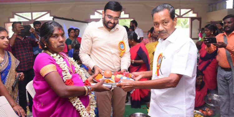 வேளாங்கண்ணி பேரூராட்சியில் கீழையூர் வட்டார ஒருங்கிணைந்த குழந்தை வளர்ச்சித்திட்டத்தின் சார்பாக நடைபெற்ற சமுதாய வளைகாப்பு விழாவினை கீழ்வேளுர் சட்டமன்ற உறுப்பினர் வி.பி.நாகை மாலி முன்னிலையில், மாவட்ட ஆட்சித் தலைவர் அ.அருண்தம்புராஜ், இன்று தொடங்கி வைத்தார். 