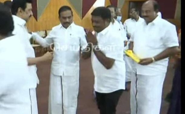 முதலமைச்சர் மு.க.ஸ்டாலினிடம் மாப்பிள்ளையூரணி பஞ்சாயத்து தலைவரும் திமுக கிழக்கு ஒன்றிய செயலாளருமான சரவணக்குமார் வாழ்த்து பெற்றார்!