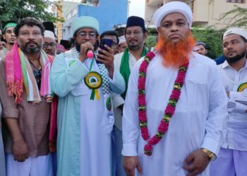 நாகப்பட்டினத்தை அடுத்த நாகூரில் நபிகள் நாயகம் பிறந்த நாளையொட்டி நாகூர் நகரில் ஜஸ்னே மிலாது கமிட்டி சார்பில் 3000 குழந்தைகள் மற்றும் ஜாமத் தார்கள் கலந்துகொண்ட மாபெரும் பேரணி