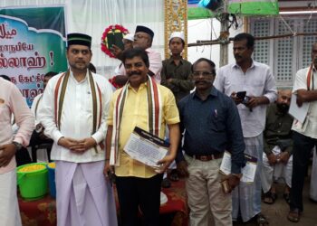 நாகப்பட்டினத்தை அடுத்த நாகூரில் நபிகள் நாயகம் பிறந்த நாளையொட்டி நாகூர் நகரில் ஜஸ்னே மிலாது கமிட்டி சார்பில் 3000 குழந்தைகள் மற்றும் ஜாமத் தார்கள் கலந்துகொண்ட மாபெரும் பேரணி