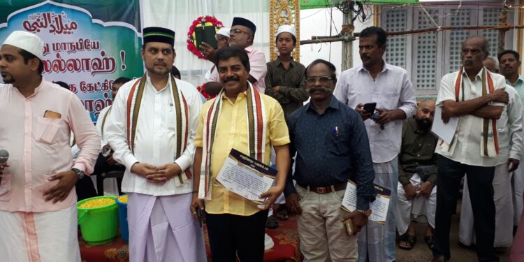 நாகப்பட்டினத்தை அடுத்த நாகூரில் நபிகள் நாயகம் பிறந்த நாளையொட்டி நாகூர் நகரில் ஜஸ்னே மிலாது கமிட்டி சார்பில் 3000 குழந்தைகள் மற்றும் ஜாமத் தார்கள் கலந்துகொண்ட மாபெரும் பேரணி