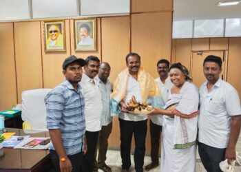 தூத்துக்குடி மேயர் ஜெகன் பெரியசாமிக்கு  சிவன் கோவில் தலைமை அர்ச்சகர் செல்வம் பட்டர் நேரில் பாராட்டு!!