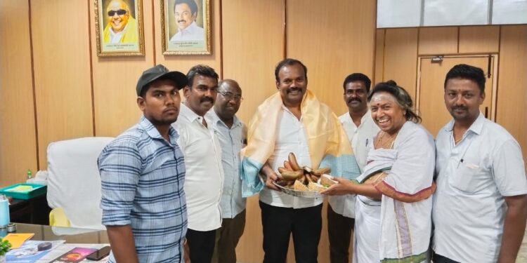 தூத்துக்குடி மேயர் ஜெகன் பெரியசாமிக்கு  சிவன் கோவில் தலைமை அர்ச்சகர் செல்வம் பட்டர் நேரில் பாராட்டு!!