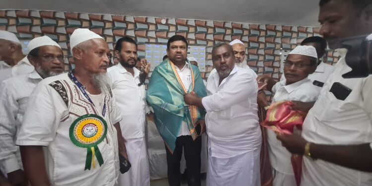 எஸ்.பி.பட்டணம் ஊராட்சி பகுதியில் பயணியர் நிழற்குடை இராமநாதபுரம் எம்.பி. நவாஸ் கனி திறந்து வைத்தார் – பொதுமக்கள் பாராட்டு.