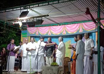 வேதாரண்யத்தில் கேட்பாரற்று திரியும் மாடுகள்  இன்று நகராட்சி ஊழியர்களால் பிடிக்கப்பட்டு கால்நடை பட்டிகளில் அடைக்கப்பட்டன .