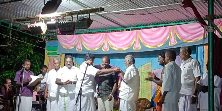 வேதாரண்யத்தில் கேட்பாரற்று திரியும் மாடுகள்  இன்று நகராட்சி ஊழியர்களால் பிடிக்கப்பட்டு கால்நடை பட்டிகளில் அடைக்கப்பட்டன .