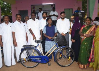 நாகப்பட்டினம் மாவட்டம் திட்டச்சேரி பேரூராட்சி அரசு மேல்நிலை பள்ளி மாணவ,மாணவிகளுக்கு மிதிவண்டிகளை மாவட்ட ஆட்சித்தலைவர் அ.அருண்தம்புராஜ் இன்று வழங்கினார்