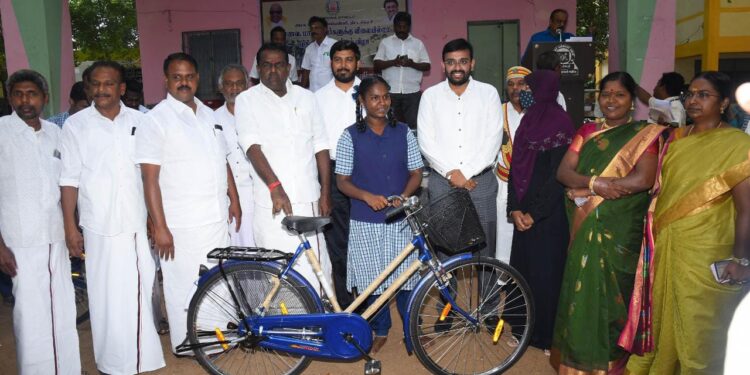 நாகப்பட்டினம் மாவட்டம் திட்டச்சேரி பேரூராட்சி அரசு மேல்நிலை பள்ளி மாணவ,மாணவிகளுக்கு மிதிவண்டிகளை மாவட்ட ஆட்சித்தலைவர் அ.அருண்தம்புராஜ் இன்று வழங்கினார்