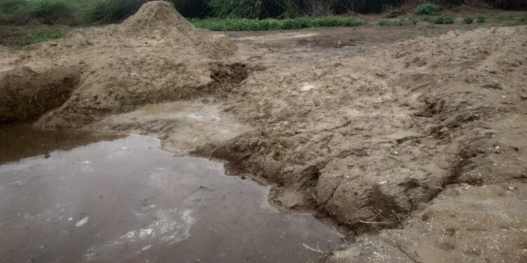 வேதாரண்யத்தை அடுத்த கோடியக்கரையில்  கண்காணிப்பு கோபுரம் கட்டப்படும் இடத்தினை சேதப்படுத்தியவர்கள் மீது தமிழக அரசு நடவடிக்கை எடுக்குமா ? சமூக ஆர்வலர்கள் வேண்டுகோள்