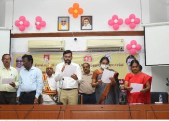 நாகப்பட்டினம் மாவட்ட ஆட்சியர் அலுவலகத்தில் உலக விபத்து காய தினத்தை முன்னிட்டு மாவட்ட நிர்வாகம், மருத்துவம் மற்றும் மக்கள் நல்வாழ்வுத்துறை, போக்குவரத்துத்துறை சார்பில் வாகன ஓட்டுநர்களுக்கான விழிப்புணர்வு கருத்தரங்கம் மற்றும் பயிற்சி முகாமினை மாவட்ட ஆட்சித் தலைவர் அ.அருண்தம்புராஜ் இன்று தொடங்கி வைத்தார்.