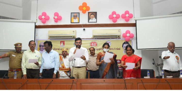 நாகப்பட்டினம் மாவட்ட ஆட்சியர் அலுவலகத்தில் உலக விபத்து காய தினத்தை முன்னிட்டு மாவட்ட நிர்வாகம், மருத்துவம் மற்றும் மக்கள் நல்வாழ்வுத்துறை, போக்குவரத்துத்துறை சார்பில் வாகன ஓட்டுநர்களுக்கான விழிப்புணர்வு கருத்தரங்கம் மற்றும் பயிற்சி முகாமினை மாவட்ட ஆட்சித் தலைவர் அ.அருண்தம்புராஜ் இன்று தொடங்கி வைத்தார்.