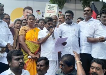 தெற்கு மாவட்ட திமுக இளைஞரணி மாணவரணி சார்பில்  இந்தி திணிப்பை கண்டித்து சுமார் 2000 பேர் திரண்ட மாபெரும் கண்டன ஆர்ப்பாட்டம் 