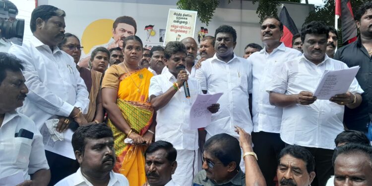 தெற்கு மாவட்ட திமுக இளைஞரணி மாணவரணி சார்பில் இந்தி திணிப்பை கண்டித்து சுமார் 2000 பேர் திரண்ட மாபெரும் கண்டன ஆர்ப்பாட்டம்