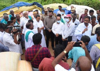 நேரடி நெல் கொள்முதல் நிலையங்களில் நெல் ஈரப்பதத்தினை மத்திய உணவு கழகத்தின் சேமிப்பு மற்றும் ஆய்வு தரக்கட்டுப்பாடு மையம், (ஹைதராபாத்) துணை இயக்குனர் எம்.இசட்.கான் தலைமையிலான மத்திய குழுவினர் இன்று ஆய்வு மேற்கொண்டனர் மாவட்ட ஆட்சித் தலைவர் அ.அருண்தம்புராஜ் தமிழ்நாடு மீன்வளர்ச்சி கழகத் தலைவர் என்.கௌதமன் கீழ்வேளுர் தொகுதி சட்டமன்ற உறுப்பினர் வி.பி. நாகை மாலி ஆகியோர் உடன் இருந்தனர்.