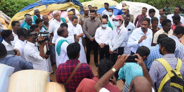 நேரடி நெல் கொள்முதல் நிலையங்களில் நெல் ஈரப்பதத்தினை மத்திய உணவு கழகத்தின் சேமிப்பு மற்றும் ஆய்வு தரக்கட்டுப்பாடு மையம், (ஹைதராபாத்) துணை இயக்குனர் எம்.இசட்.கான் தலைமையிலான மத்திய குழுவினர் இன்று ஆய்வு மேற்கொண்டனர் மாவட்ட ஆட்சித் தலைவர் அ.அருண்தம்புராஜ் தமிழ்நாடு மீன்வளர்ச்சி கழகத் தலைவர் என்.கௌதமன் கீழ்வேளுர் தொகுதி சட்டமன்ற உறுப்பினர் வி.பி. நாகை மாலி ஆகியோர் உடன் இருந்தனர்.