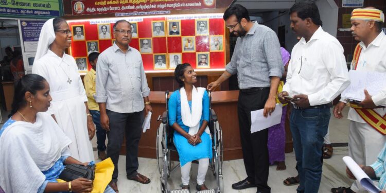 நாகப்பட்டினம்; மாவட்ட ஆட்சியர் அலுவலகத்தில்; வாராந்திர மக்கள் குறைதீர்க்கும் நாள் கூட்டம் மாவட்ட ஆட்சித்தலைவர் அ.அருண்தம்புராஜ் தலைமையில் இன்று நடைபெற்றது.