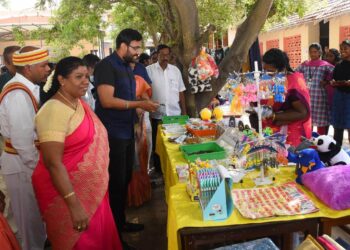 நாகப்பட்டினம் மாவட்டத்தில் உள்ள ஏ.டி.எம். தனியார் மகளிர் கல்லூரியில் மாவட்ட இயக்க மேலாண்மை அலகு(மகளிர் திட்டம்) சார்பில் கல்லூரி சந்தை நிகழ்ச்சியினை மாவட்ட ஆட்சித் தலைவர் அ.அருண்தம்புராஜ் இன்று குத்துவிளக்கேற்றி தொடங்கி வைத்தார்.