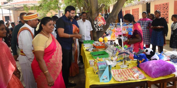 நாகப்பட்டினம் மாவட்டத்தில் உள்ள ஏ.டி.எம். தனியார் மகளிர் கல்லூரியில் மாவட்ட இயக்க மேலாண்மை அலகு(மகளிர் திட்டம்) சார்பில் கல்லூரி சந்தை நிகழ்ச்சியினை மாவட்ட ஆட்சித் தலைவர் அ.அருண்தம்புராஜ் இன்று குத்துவிளக்கேற்றி தொடங்கி வைத்தார்.