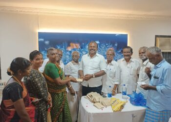 முதலாளியும் தொழிலாளியும் இரு கண்கள் போன்றவர்கள் என போனஸ் வழங்கி மேயர் ஜெகன் பெரியசாமி பேசினார்.