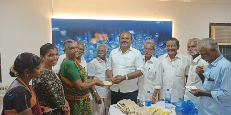 முதலாளியும் தொழிலாளியும் இரு கண்கள் போன்றவர்கள் என போனஸ் வழங்கி மேயர் ஜெகன் பெரியசாமி பேசினார்.