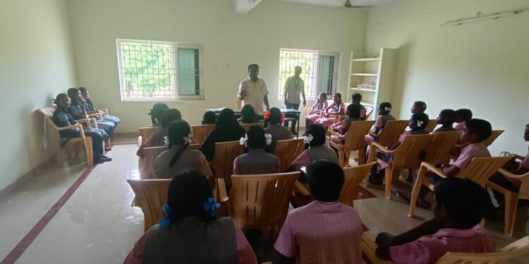 நாகப்பட்டினம் மாவட்டம் வேதாரண்யத்தில் கோட்டாட்சியர் அலுவலகம் முன்பு தமிழ்நாடு விவசாயிகள் சங்கத்தினர் கண்டன ஆர்ப்பாட்டம்.