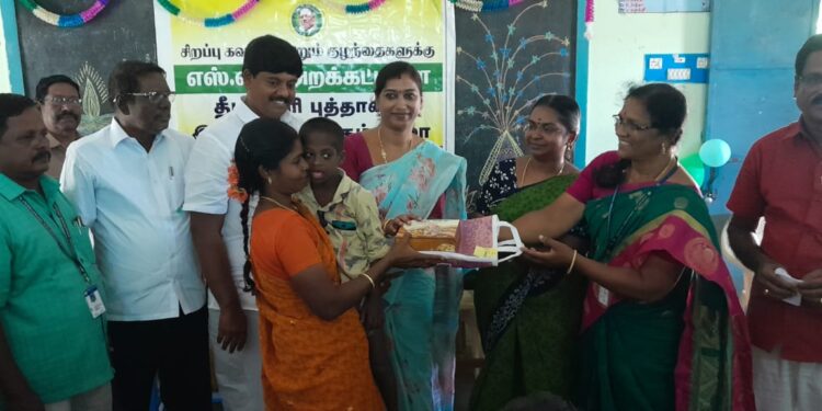 நாகப்பட்டினம் மாவட்டம் வேதாரண்யத்தில் கோட்டாட்சியர் அலுவலகம் முன்பு தமிழ்நாடு விவசாயிகள் சங்கத்தினர் கண்டன ஆர்ப்பாட்டம்.