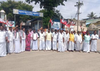 நாகப்பட்டினம் மாவட்டம் வேதாரண்யத்தில் கோட்டாட்சியர் அலுவலகம் முன்பு தமிழ்நாடு விவசாயிகள் சங்கத்தினர் கண்டன ஆர்ப்பாட்டம்.