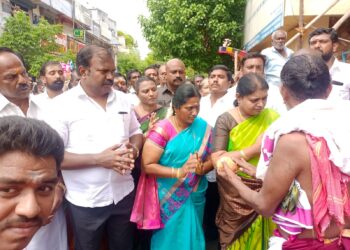 தூத்துக்குடி சிவன் கோவில் தேரோட்டம் வடம் பிடித்து அமைச்சர் கீதா ஜீவன், மேயர் ஜெகன் பெரியசாமி துவக்கி வைத்தனர்.