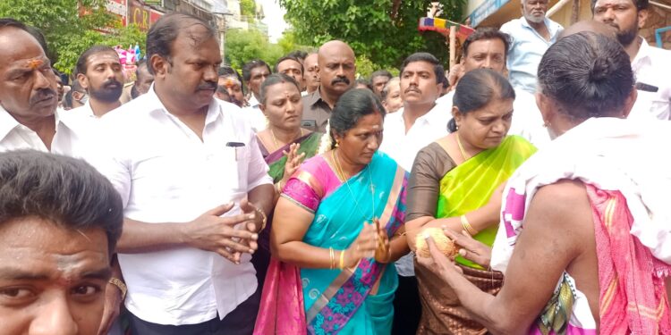 தூத்துக்குடி சிவன் கோவில் தேரோட்டம் வடம் பிடித்து அமைச்சர் கீதா ஜீவன், மேயர் ஜெகன் பெரியசாமி துவக்கி வைத்தனர்.