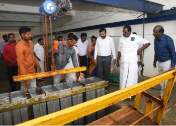 நாகப்பட்டினம் மாவட்டத்தில் அமைந்துள்ள மீன்பிடி துறைமுகத்தில் 30 மெட்ரிக் டன் உற்பத்தி திறன் கொண்ட பனிக்கட்டி உற்பத்தி நிலையம் மற்றும் முன் மீன் பதனப்படுத்தும் மையத்தினை காணொலி காட்சி வாயிலாக இன்று திறக்கப்பட்டதை தொடர்ந்து மாவட்ட ஆட்சித்தலைவர் அ.அருண்தம்புராஜ் நேரில் பார்வையிட்டார்.