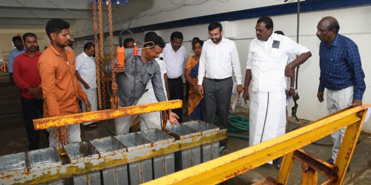 நாகப்பட்டினம் மாவட்டத்தில் அமைந்துள்ள மீன்பிடி துறைமுகத்தில் 30 மெட்ரிக் டன் உற்பத்தி திறன் கொண்ட பனிக்கட்டி உற்பத்தி நிலையம் மற்றும் முன் மீன் பதனப்படுத்தும் மையத்தினை காணொலி காட்சி வாயிலாக இன்று திறக்கப்பட்டதை தொடர்ந்து மாவட்ட ஆட்சித்தலைவர் அ.அருண்தம்புராஜ் நேரில் பார்வையிட்டார்.