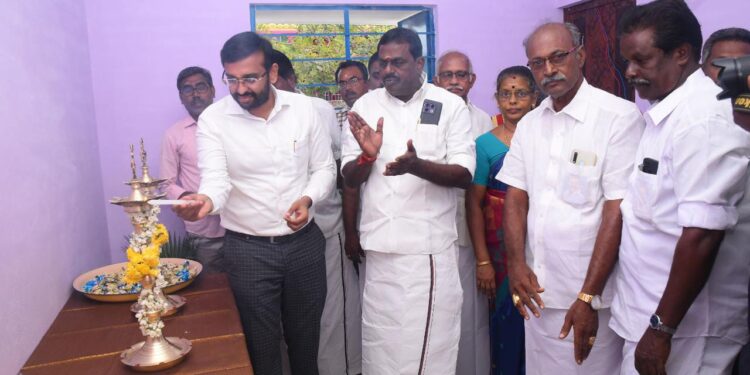 நாகப்பட்டினம் மாவட்டம் கீழ்வேளுர் ஊராட்சி ஒன்றியத்திற்குட்பட்ட கொடியாளத்தூர் ஊராட்சியில் புதிய நேரடி நெல் கொள்முதல் நிலைய கட்டிடத்தினையும், காக்கழனி ஊராட்சியில் புதிய ஊராட்சிமன்ற அலுவலக கட்டிடத்தையும் இன்று மாவட்ட ஆட்சித்தலைவர் அ.அருண்தம்புராஜ் தமிழ்நாடு மீன்வளர்ச்சி கழக தலைவர் என்.கௌதமன், கீழ்வேளுர் சட்டமன்ற உறுப்பினர் வி.பி.நாகை மாலி ஆகியோர் திறந்து வைத்தனர்.