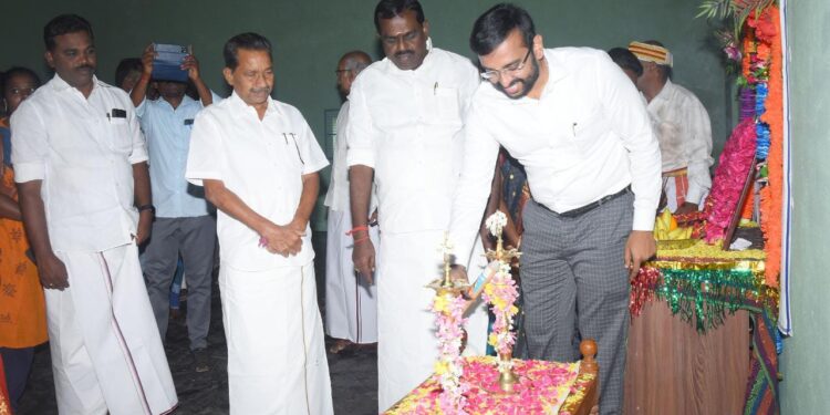 நாகப்பட்டினம் மாவட்டம் கீழ்வேளுர் ஊராட்சி ஒன்றியத்திற்குட்பட்ட கொடியாளத்தூர் ஊராட்சியில் புதிய நேரடி நெல் கொள்முதல் நிலைய கட்டிடத்தினையும், காக்கழனி ஊராட்சியில் புதிய ஊராட்சிமன்ற அலுவலக கட்டிடத்தையும் இன்று மாவட்ட ஆட்சித்தலைவர் அ.அருண்தம்புராஜ் தமிழ்நாடு மீன்வளர்ச்சி கழக தலைவர் என்.கௌதமன், கீழ்வேளுர் சட்டமன்ற உறுப்பினர் வி.பி.நாகை மாலி ஆகியோர் திறந்து வைத்தனர்.