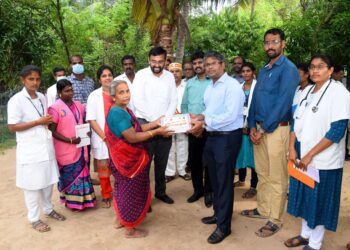 நாகப்பட்டினம் நகராட்சிக்குட்பட்ட பகுதிகளில் மாவட்ட கண்காணிப்பு அலுவலர் மற்றும் குறு சிறு மற்றும் நடுத்தர தொழில்கள் துறை அரசு செயலாளர் வீ.அருண்ராய் இன்று ஆய்வு மேற்கொண்டார்மாவட்ட ஆட்சித்தலைவர் அ.அருண்தம்புராஜ் உடன் உள்ளார்.