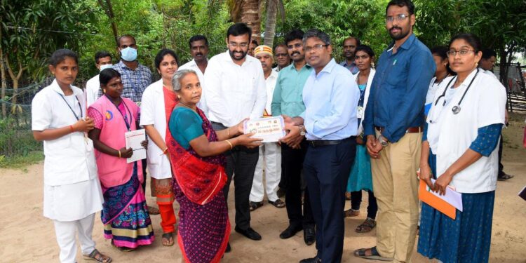 நாகப்பட்டினம் நகராட்சிக்குட்பட்ட பகுதிகளில் மாவட்ட கண்காணிப்பு அலுவலர் மற்றும் குறு சிறு மற்றும் நடுத்தர தொழில்கள் துறை அரசு செயலாளர் வீ.அருண்ராய் இன்று ஆய்வு மேற்கொண்டார்மாவட்ட ஆட்சித்தலைவர் அ.அருண்தம்புராஜ் உடன் உள்ளார்.