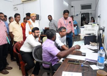 நாகப்பட்டினம் நகராட்சிக்குட்பட்ட பகுதிகளில் மாவட்ட கண்காணிப்பு அலுவலர் மற்றும் குறு சிறு மற்றும் நடுத்தர தொழில்கள் துறை அரசு செயலாளர் வீ.அருண்ராய் இன்று ஆய்வு மேற்கொண்டார்மாவட்ட ஆட்சித்தலைவர் அ.அருண்தம்புராஜ் உடன் உள்ளார்.