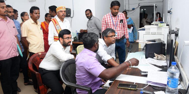 நாகப்பட்டினம் நகராட்சிக்குட்பட்ட பகுதிகளில் மாவட்ட கண்காணிப்பு அலுவலர் மற்றும் குறு சிறு மற்றும் நடுத்தர தொழில்கள் துறை அரசு செயலாளர் வீ.அருண்ராய் இன்று ஆய்வு மேற்கொண்டார்மாவட்ட ஆட்சித்தலைவர் அ.அருண்தம்புராஜ் உடன் உள்ளார்.